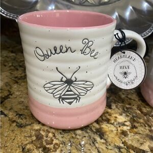 Heartland Hive QUEEN BEE stoneware mug comes from- Brand new!